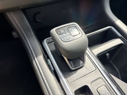 Used 2024 Nissan Pathfinder SV FWD image 17