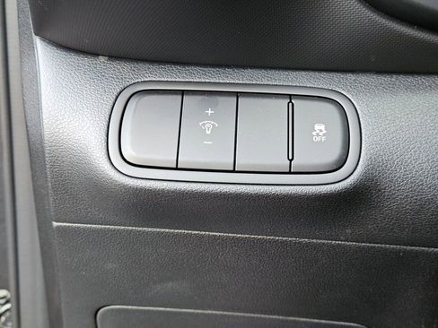 Used 2025 Hyundai Venue SEL image 25