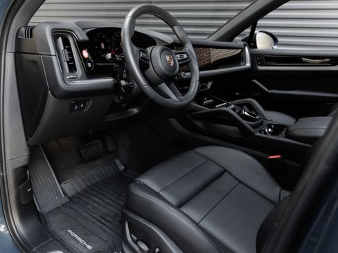 Used 2025 Porsche Cayenne AWD/4WD image 4