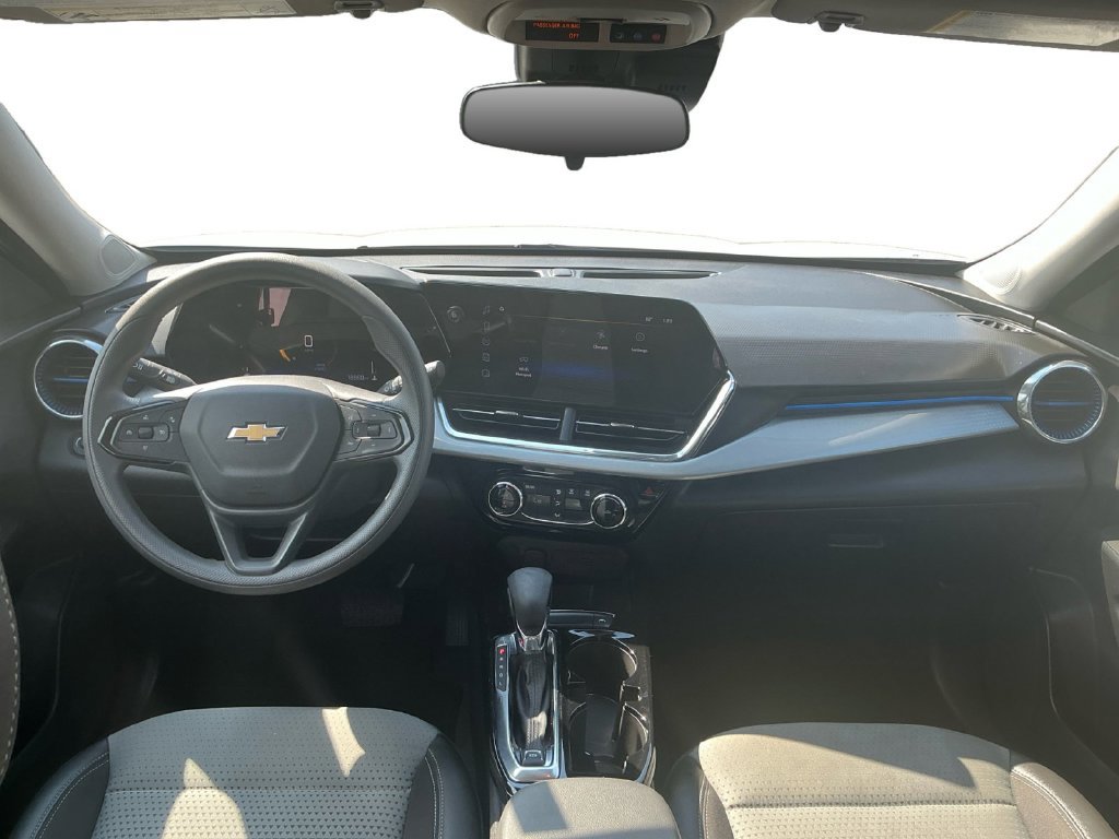 Used 2025 Chevrolet Trax LT FWD image 17