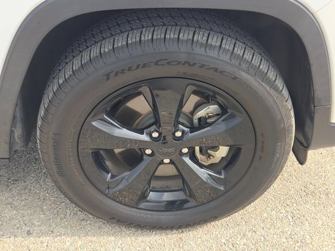 Used 2021 Jeep Cherokee Latitude Plus w/ Sun & Sound Group AWD/4WD image 30