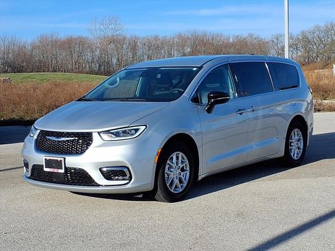 Used 2024 Chrysler Pacifica Touring-L image 31