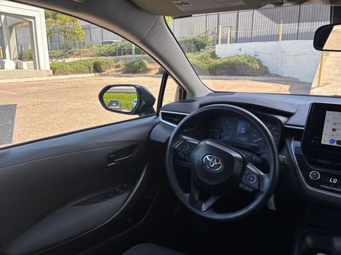 Used 2025 Toyota Corolla LE image 32