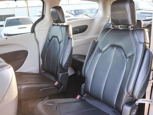 Used 2023 Chrysler Pacifica Touring-L AWD/4WD image 19
