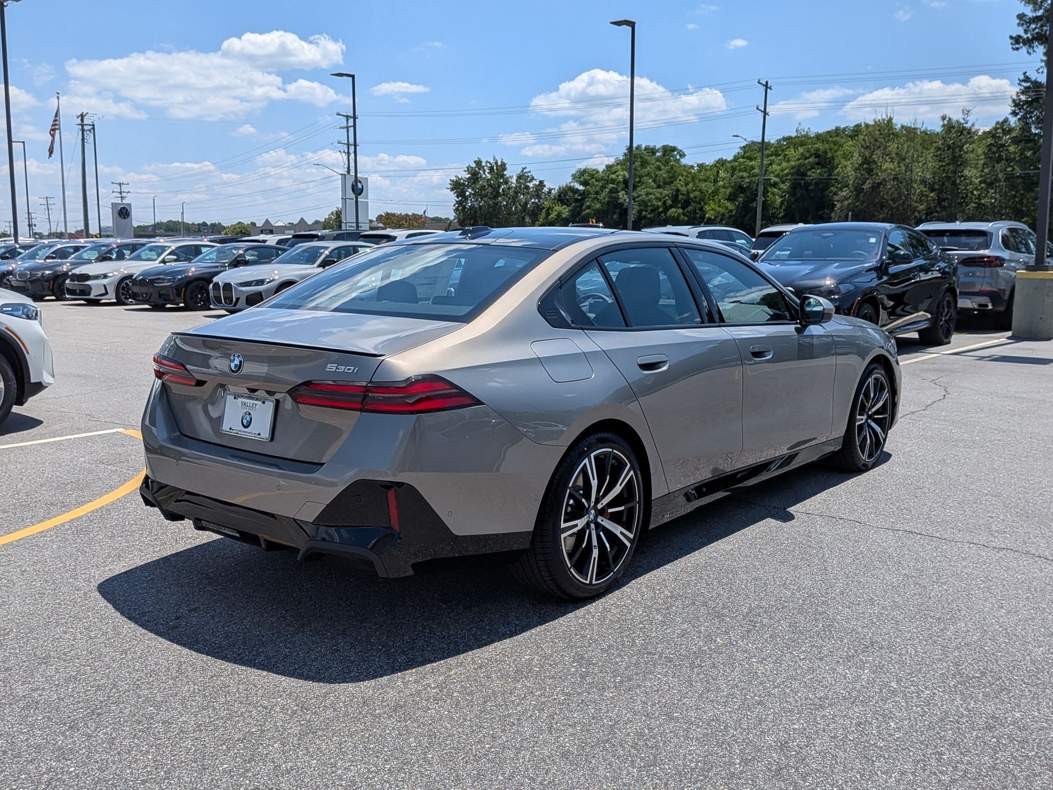 New 2027 BMW 530i xDrive w/ M Sport Package AWD/4WD image 3