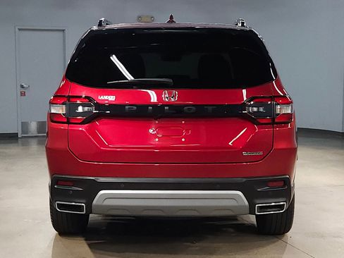 Used 2025 Honda Pilot Touring image 6