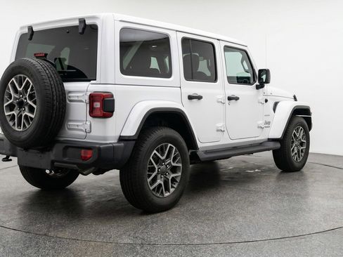 Used 2025 Jeep Wrangler Sahara image 7
