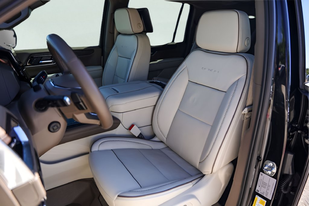 Used 2025 GMC Yukon XL Denali w/ Denali Reserve Package AWD/4WD image 10
