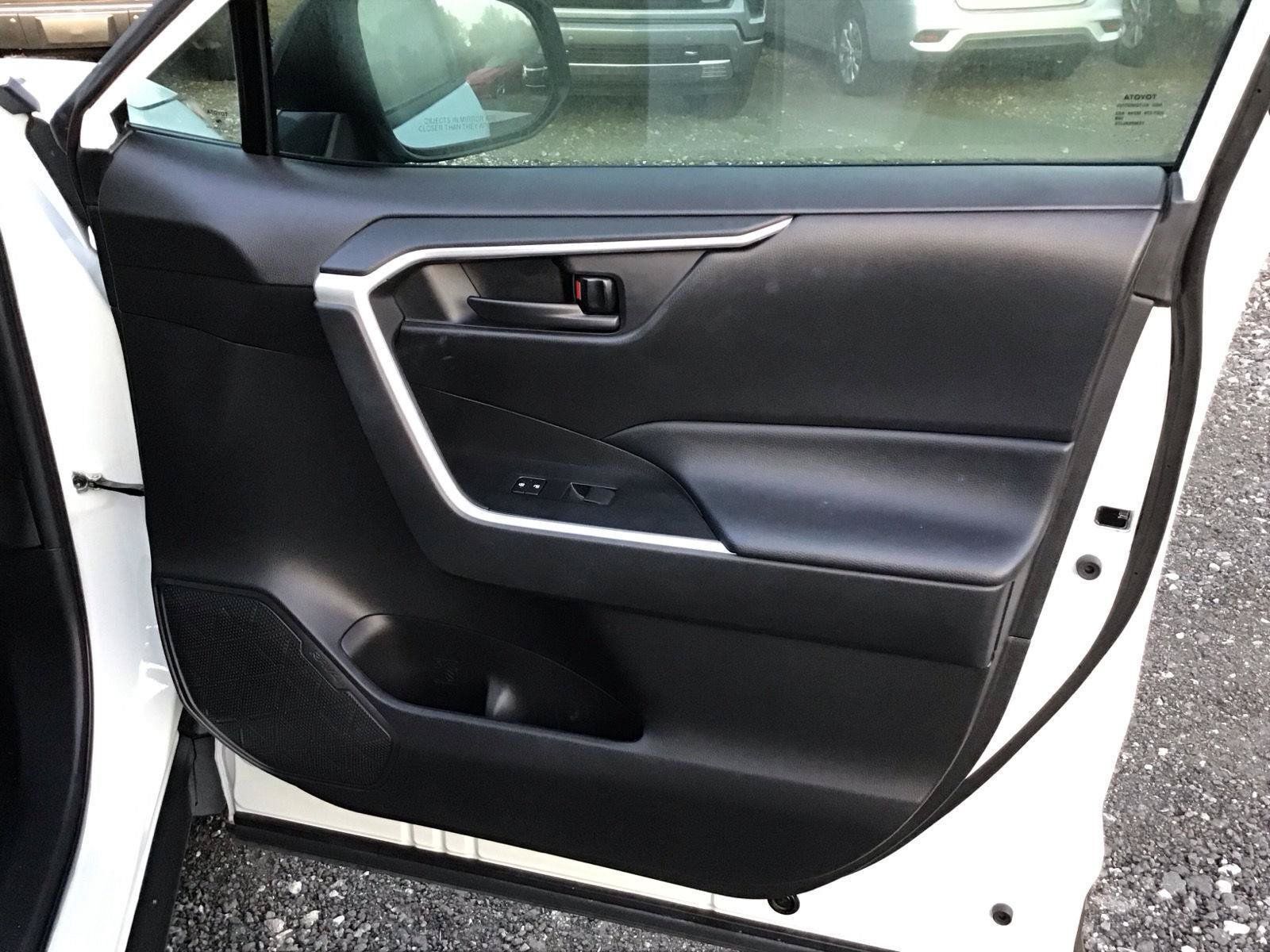 Used 2022 Toyota RAV4 LE FWD image 8