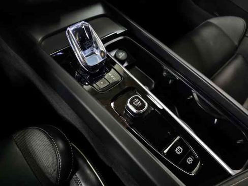 Certified 2024 Volvo XC60 T8 Ultimate w/ Protection Package Premier image 37