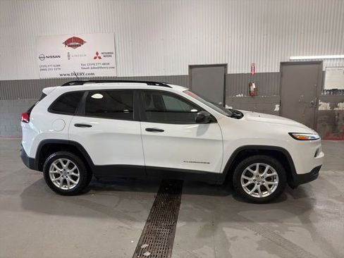 Used 2017 Jeep Cherokee Sport FWD image 2
