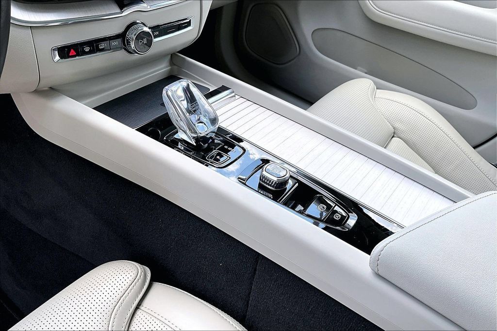 Certified 2026 Volvo XC60 B5 Ultra AWD/4WD image 19