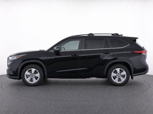 Used 2023 Toyota Highlander LE AWD/4WD image 6