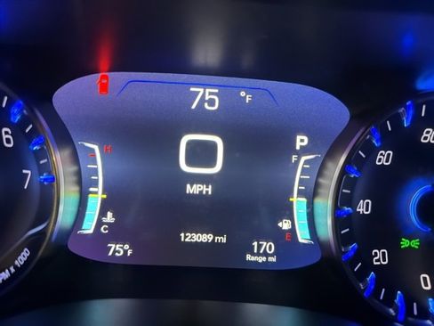 Used 2017 Chrysler Pacifica Limited image 9