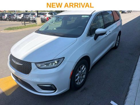 Used 2023 Chrysler Pacifica Touring-L FWD image 3