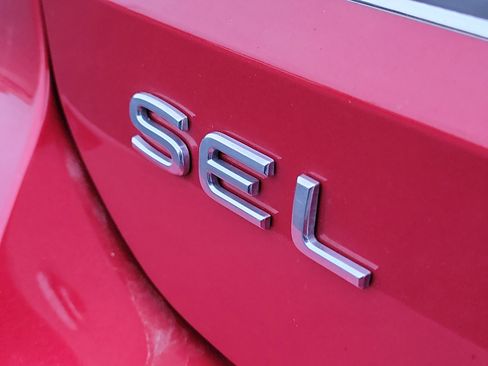 Used 2022 Volkswagen Taos SEL w/ Panoramic Sunroof Package image 7