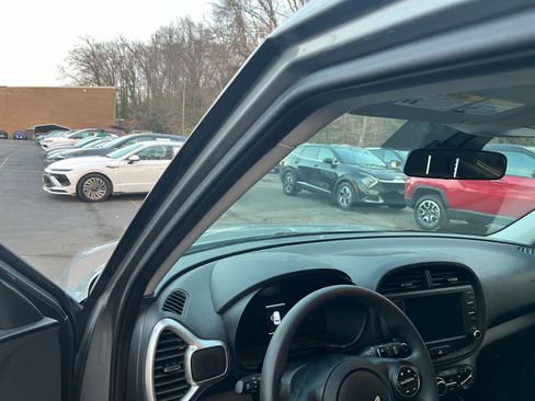 Used 2025 Kia Soul LX w/ LX Technology Package image 32