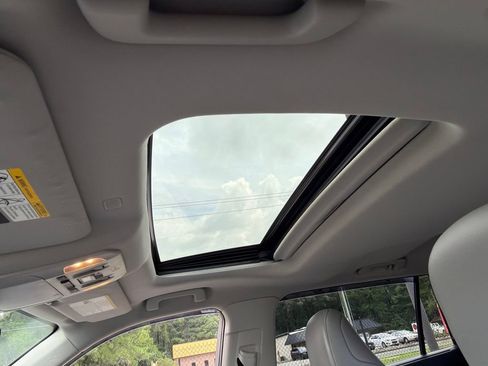 Used 2020 Toyota Highlander XLE FWD image 19