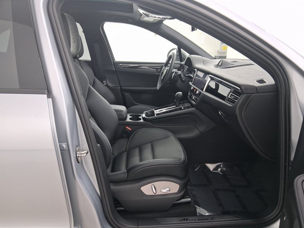 Used 2026 Porsche Macan Turbo AWD/4WD image 23