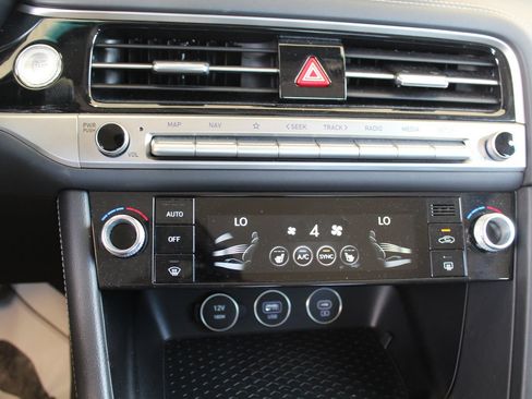 Used 2025 Genesis G70 2.5T RWD image 11
