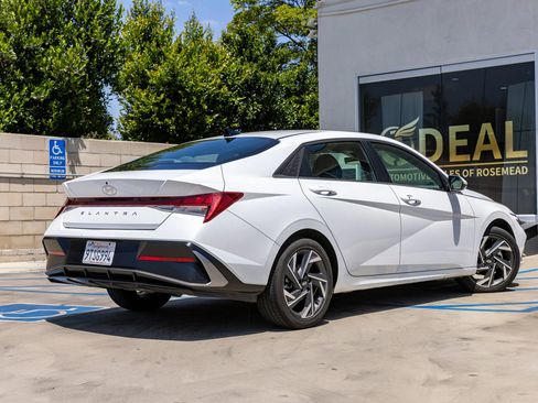 Used 2025 Hyundai Elantra SEL FWD image 9