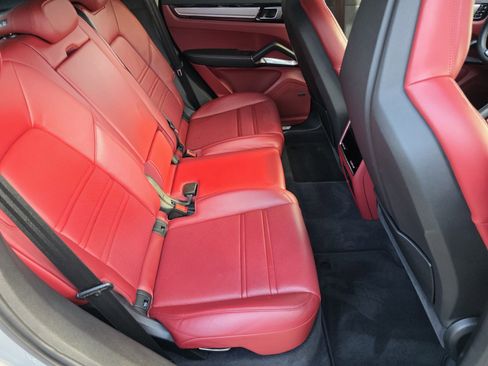 Used 2021 Porsche Cayenne Turbo S image 5