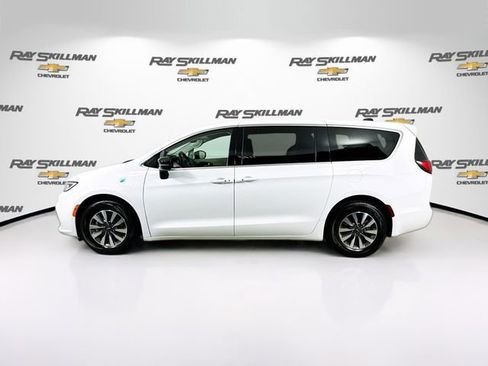 Used 2024 Chrysler Pacifica Select image 4