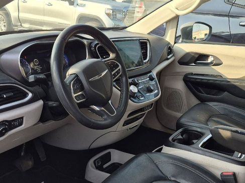 Used 2022 Chrysler Pacifica Touring-L w/ Uconnect Theater Family Group FWD image 8