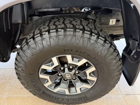 Used 2018 Toyota Tacoma TRD Sport w/ Technology Package AWD/4WD image 17