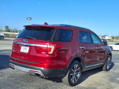 Used 2017 Ford Explorer Platinum image 2