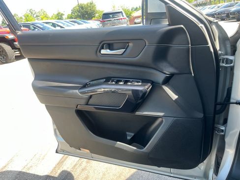 Used 2022 Nissan Pathfinder SV w/ SV Premium Package FWD image 10