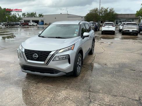 Used 2022 Nissan Rogue SV image 3