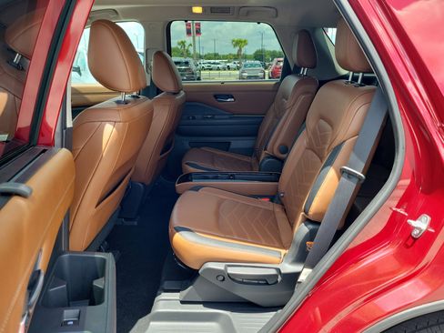 Certified 2022 Nissan Pathfinder Platinum w/ Cargo Package FWD image 16