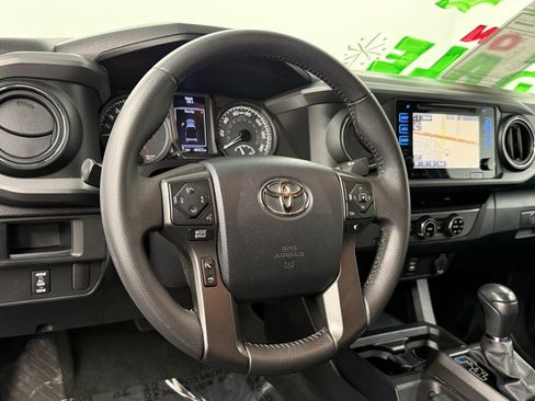 Used 2017 Toyota Tacoma TRD Sport image 32