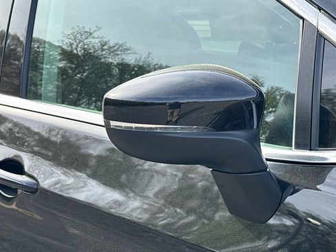 Used 2023 Chrysler Pacifica Touring-L FWD image 11