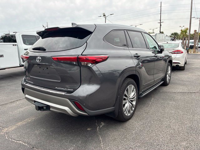 Used 2023 Toyota Highlander Platinum AWD/4WD image 2