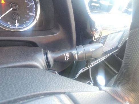 Used 2018 Toyota Corolla LE image 30