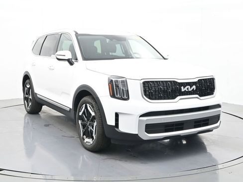 Used 2024 Kia Telluride EX w/ EX Captain's Chair Package image 3