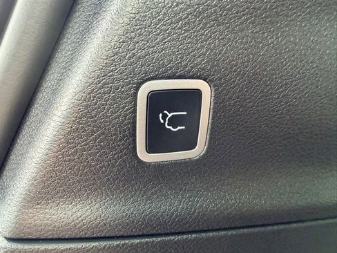 Used 2024 Chrysler Pacifica Limited w/ S Appearance Package FWD image 33