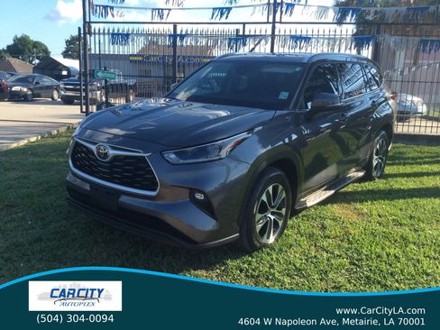 Used 2021 Toyota Highlander XLE image 3