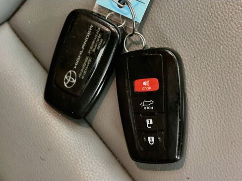 Used 2021 Toyota Highlander XLE FWD image 36