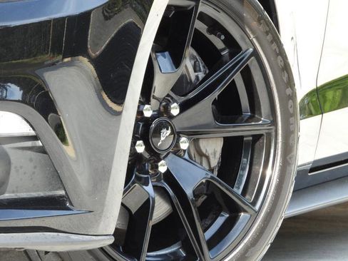 Used 2017 Ford Mustang GT w/ Black Accent Package RWD image 5