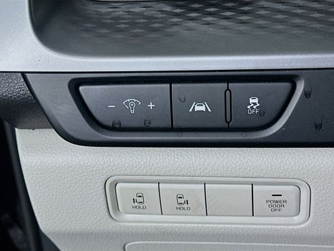 Used 2024 Kia Carnival LX image 16