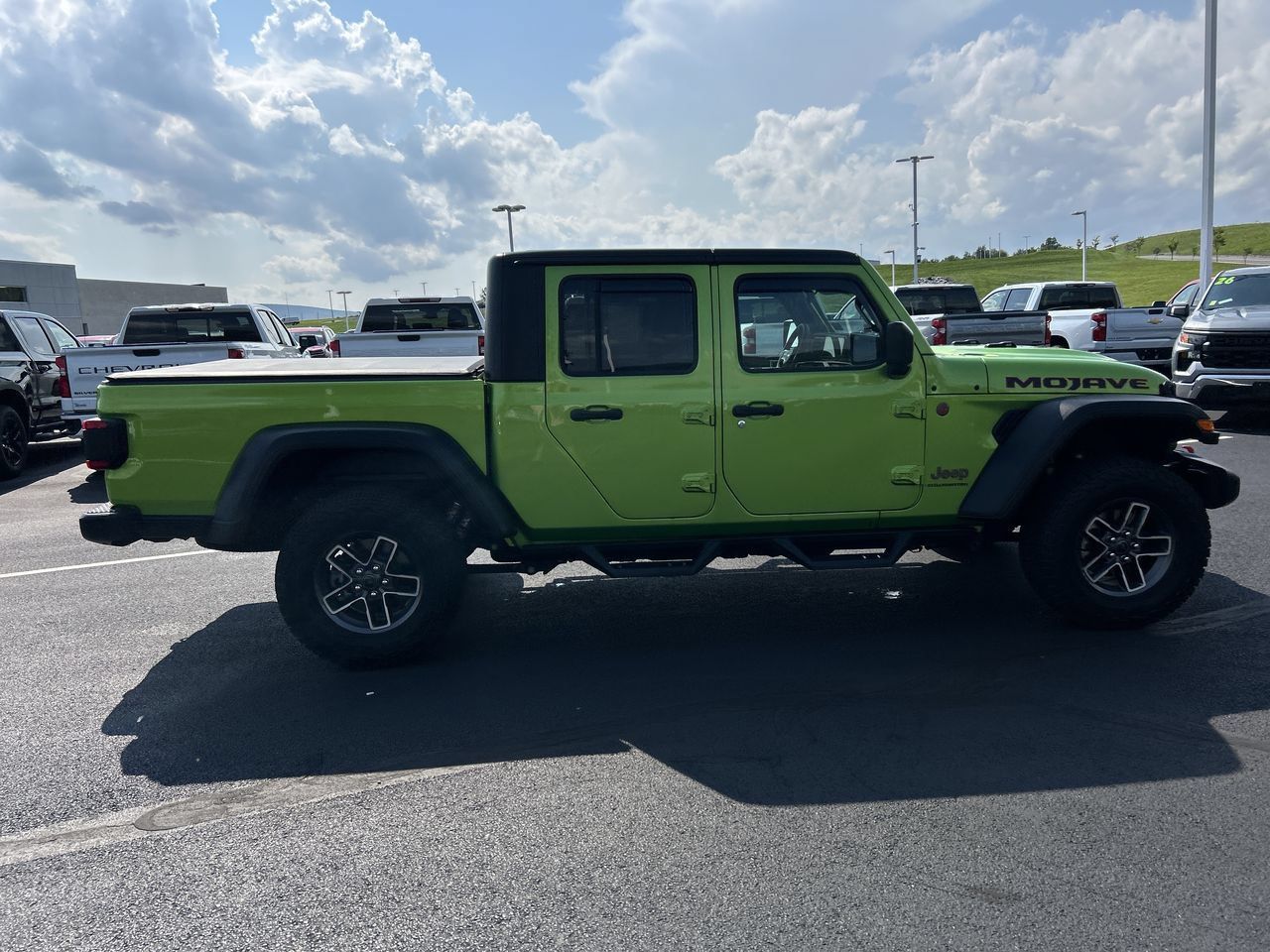 Used 2025 Jeep Gladiator Mojave w/ Convenience Group AWD/4WD image 8