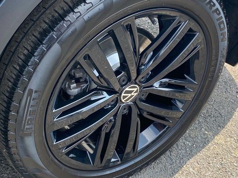 Certified 2022 Volkswagen Tiguan SE R-Line image 22