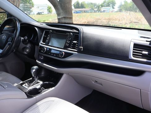 Used 2017 Toyota Highlander Plus w/ Carpet Mat Package AWD/4WD image 17