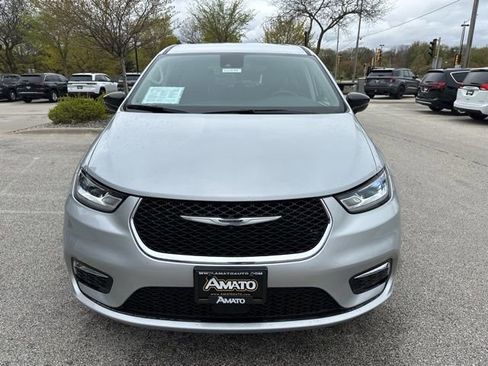 Used 2024 Chrysler Pacifica Touring-L FWD image 3