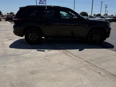 Used 2025 Jeep Grand Cherokee Altitude AWD/4WD image 3
