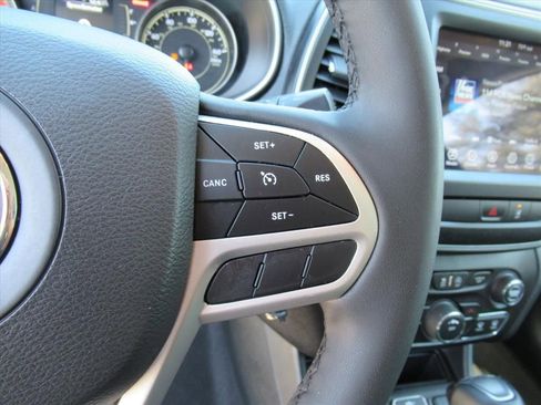 Used 2022 Jeep Cherokee Latitude w/ Sun & Sound Group image 18