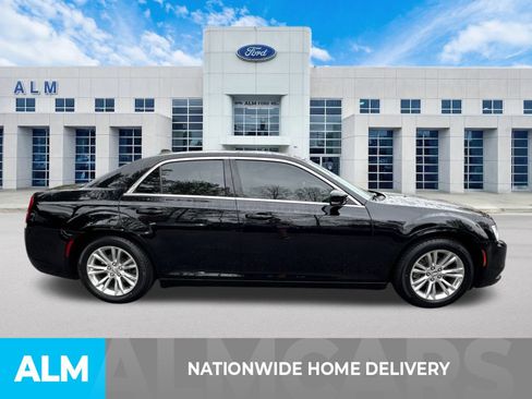 Used 2021 Chrysler 300 Touring L image 5